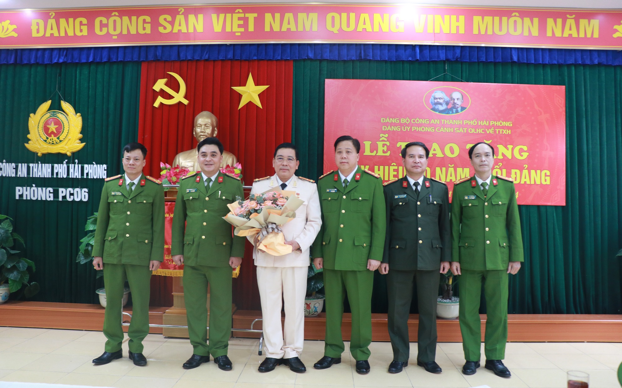 Huy hiệu cảnh sát - Biểu tượng quyền lực và trách nhiệm trong công tác bảo vệ an ninh